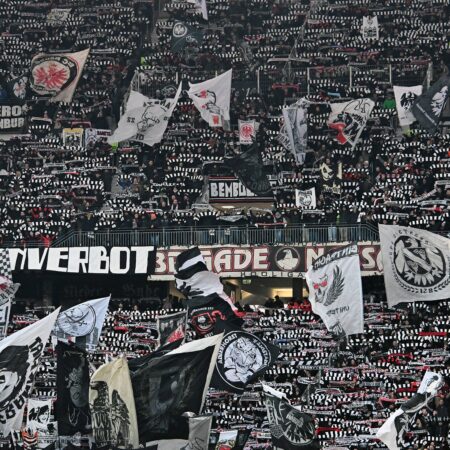 Unglück in der Heimkurve: Zwei Eintracht-Fans schwer verletzt