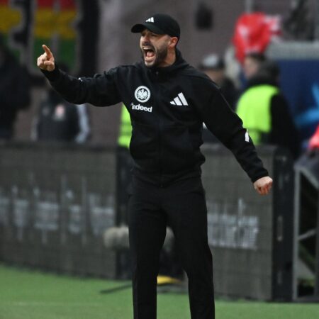 Interimstrainer Schmitt sitzt auch gegen die Spurs auf der SGE-Bank