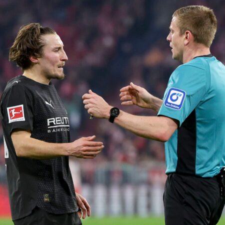 Rot zu hart? Referee Schröder erklärt den Platzverweis für Gladbachs Reitz